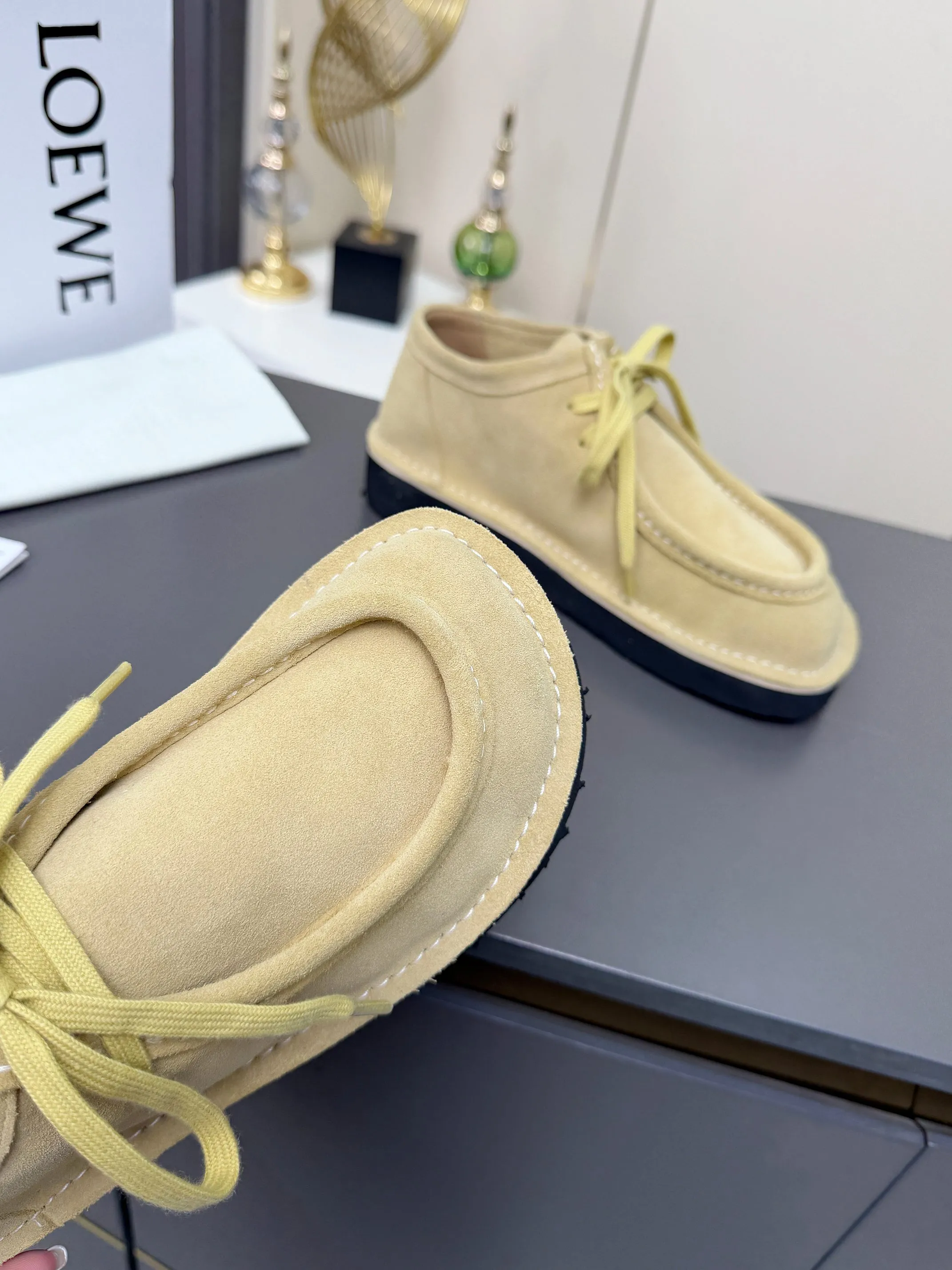 👟👟Ex-factory price 560👟👟 LOEWE·Loewe's latest kangaroo shoes, split cow leather, suede cow leather, thick-soled lace-up casual shoes, lace-up retro British style, from design to texture, allowing you to easily have a high-end luxury wearing experience. The upper is made of imported high-mercerized smooth cow suede. The delicate texture has a natural velvet-like sheen. Every inch exudes low-key sophistication. It is matched with the light-feeling EVA foam outsole. The 3-centimeter heel height is just right. It not only quietly elongates the body shape, but also brings the comfort of walking on the ground! The original version was purchased and developed, and the details are well handled. It is worth owning. It has a unique fashionable and trend-leading style. It is highly recommended to stock up. The shoe style is great, the leather is soft and comfortable, very comfortable on the feet and easy to match. ✦Fabric: imported high mercerized cowhide ✦Lining: no lining ✦Outsole: original EVA foam outsole ✦Number of sizes: women's size: 35#-40# (TT)